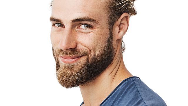 homme barbe souriant