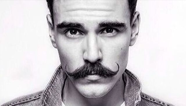 homme moustache